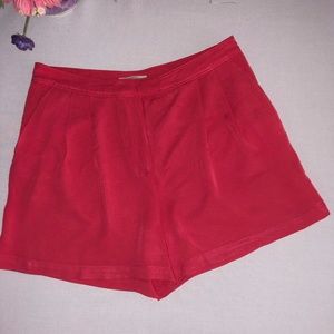 Hinge Women’s Soft Coral Pleated Shorts. Size 10